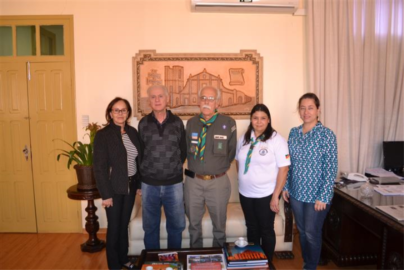 Andres recebe diretoria do Grupo de Escoteiros Medianeira